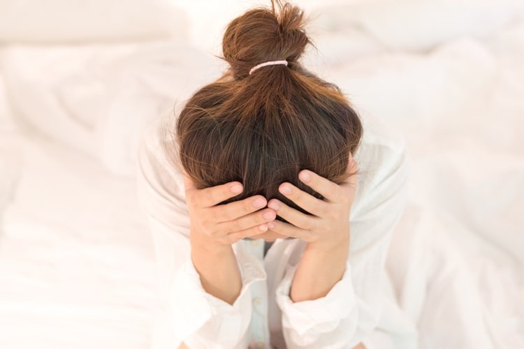 Đặt giường ngủ đối diện cửa nhà vệ sinh