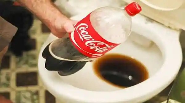 cocacola có khả năng tẩy trắng bồn cầu rất tốt