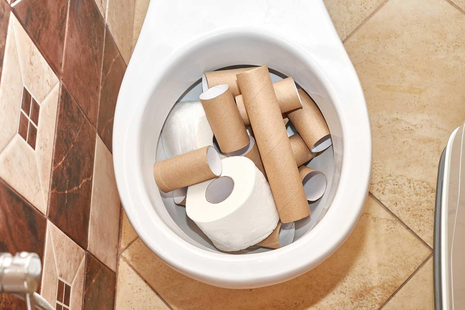 không nên vứt giấy vào bồn cầu
