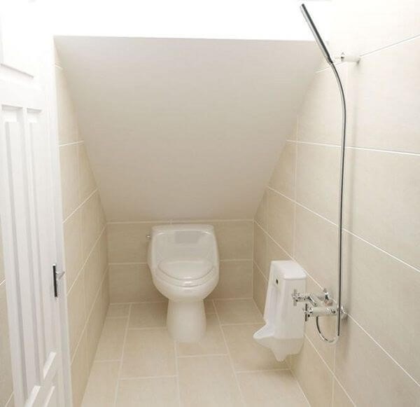 Bên trong nhà vệ sinh dưới cầu thang sạch sẽ và thoáng mát