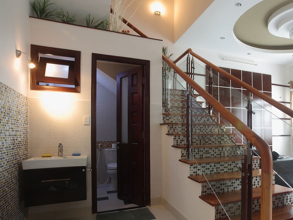 Kích thước nhà vệ sinh nhỏ có thể thiết kế chậu lavabo ở bên ngoài