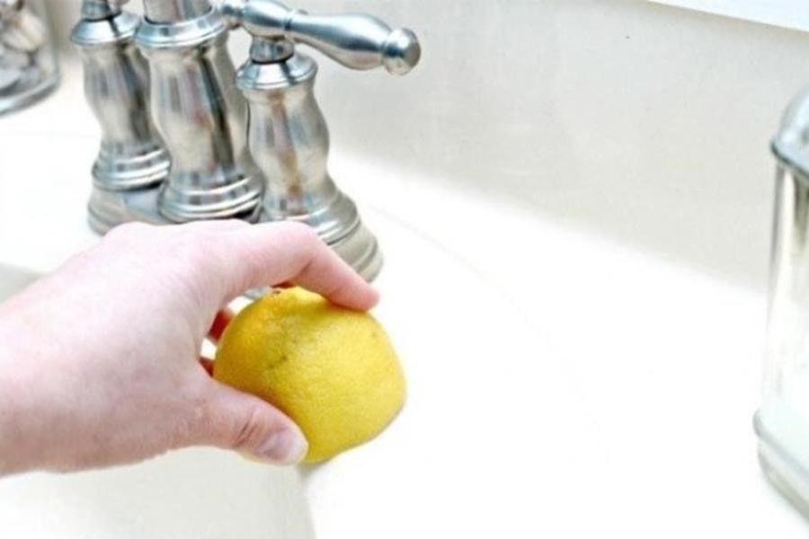 Dùng chanh làm sạch lavabo và các thiết bị trong nhà vệ sinh 