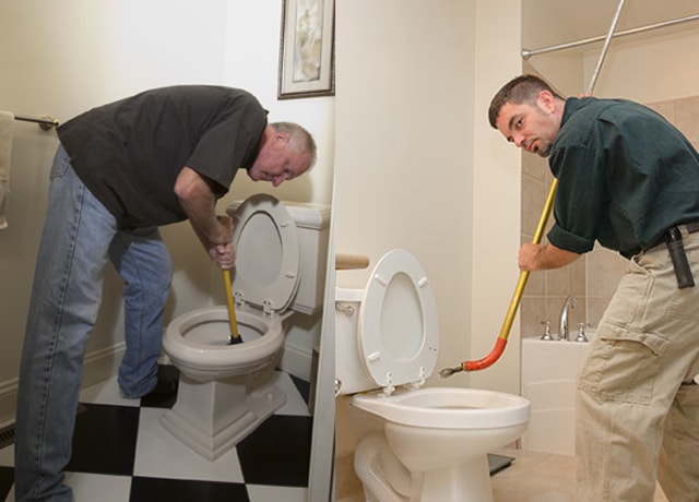 làm sao để xử lý bồn cầu thoát nước chậm