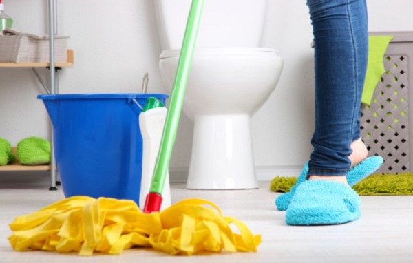 làm sạch nền nhà vệ sinh